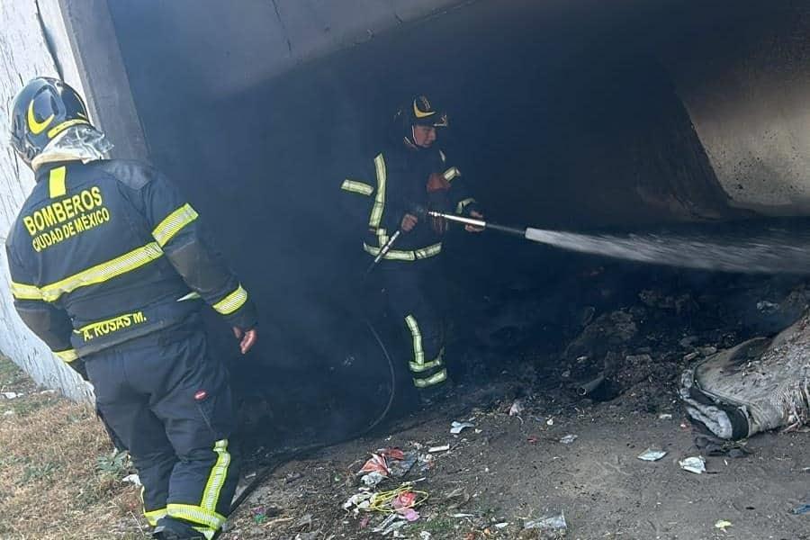 Causa alarma quema de basura a las afueras de la línea B del Metro de CDMX