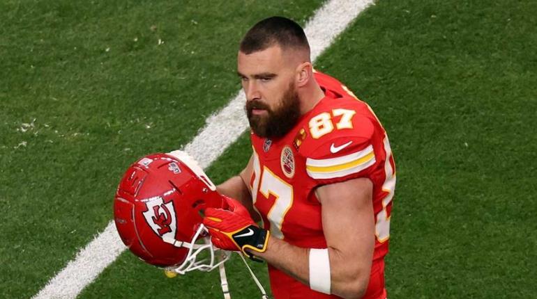 Travis Kelce se suma a su novia y dona 100 mil dólares a familiares de fallecida en tiroteo de Kansas