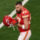 Travis Kelce se suma a su novia y dona 100 mil dólares a familiares de fallecida en tiroteo de Kansas