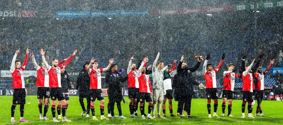 Santi Giménez anota, pero Feyenoord es eliminado de la Europa League