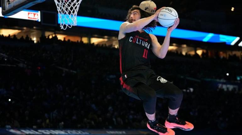 Jaime Jáquez Jr participa con bandera de México en concurso de clavadas del NBA All-Star