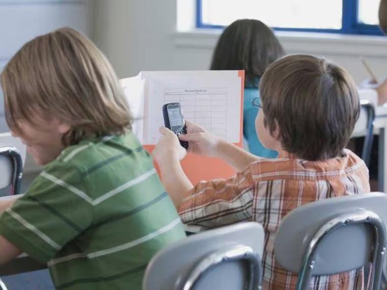 Prohíben en Reino Unido uso de celulares en escuelas