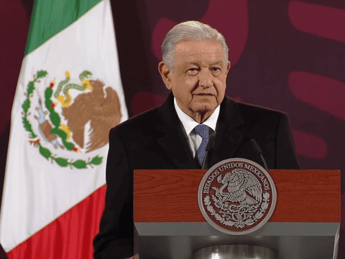 Obrador exhibe racismo de asistentes a marcha por la democracia