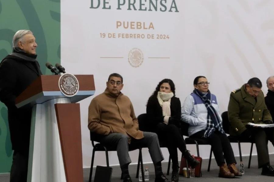 Evita AMLO pronunciarse sobre quejas de morenistas por adhesión de expriistas con candidaturas