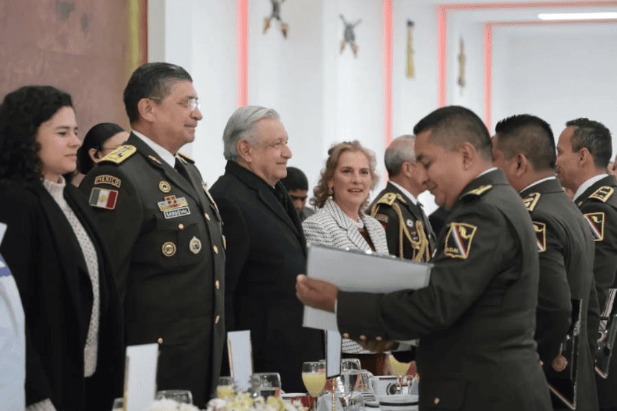 No ve AMLO resistencia de Fuerzas Armadas con llegada de la primer Comandante Supremo mujer