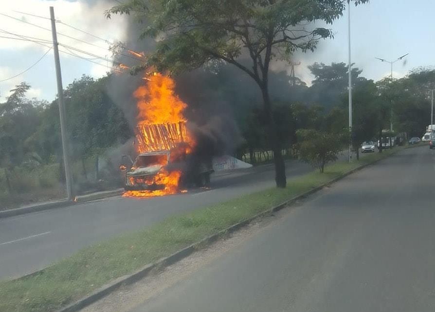 Cortocircuitos provocan incendio de vehículos en diferentes zonas de Centro