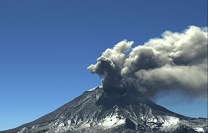 Volcán Popocatépetl emite fumarolas y caída de ceniza en 4 estados 