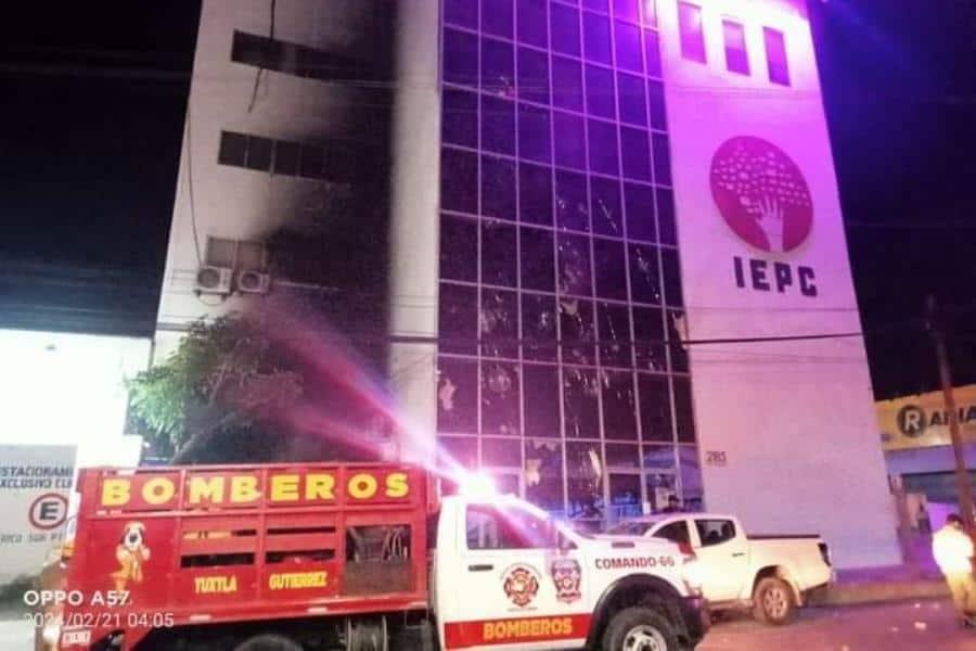 Vandalizan IEPC de Chiapas para exigir cierre de investigaciones contra 95 normalistas