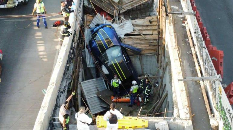 Auto de lujo cae en zona de obras de Plaza Artz luego de que su conductor fue asesinado a balazos