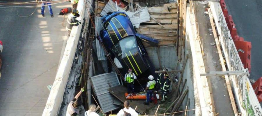 Auto de lujo cae en zona de obras de Plaza Artz luego de que su conductor fue asesinado a balazos