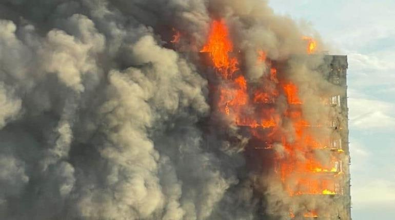 Incendio consume edificio de 14 pisos en Valencia, España