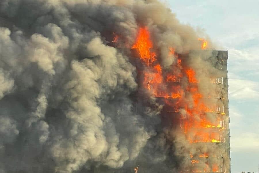 Incendio consume edificio de 14 pisos en Valencia, España