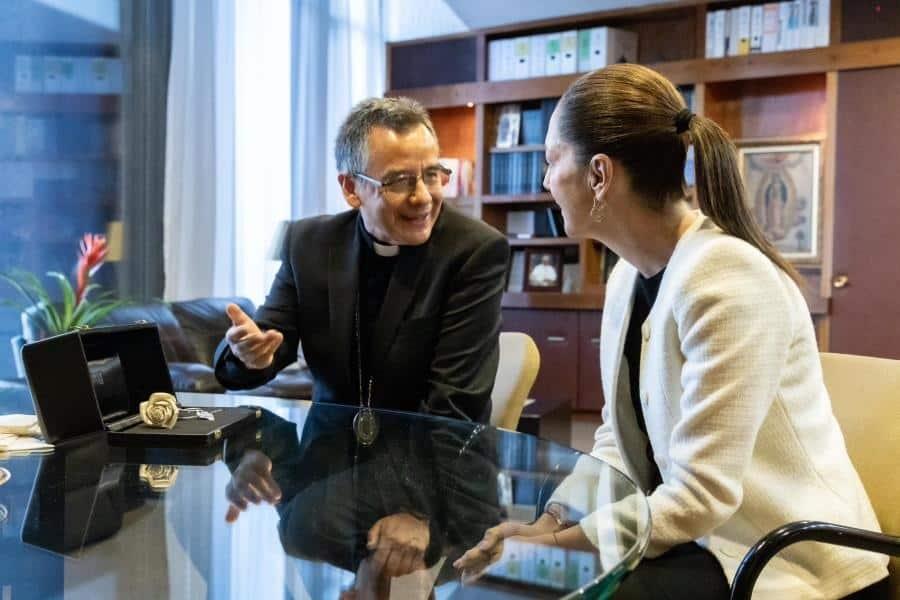 Entrega Sheinbaum al rector de Basílica de Guadalupe rosa bendecida por el Papa