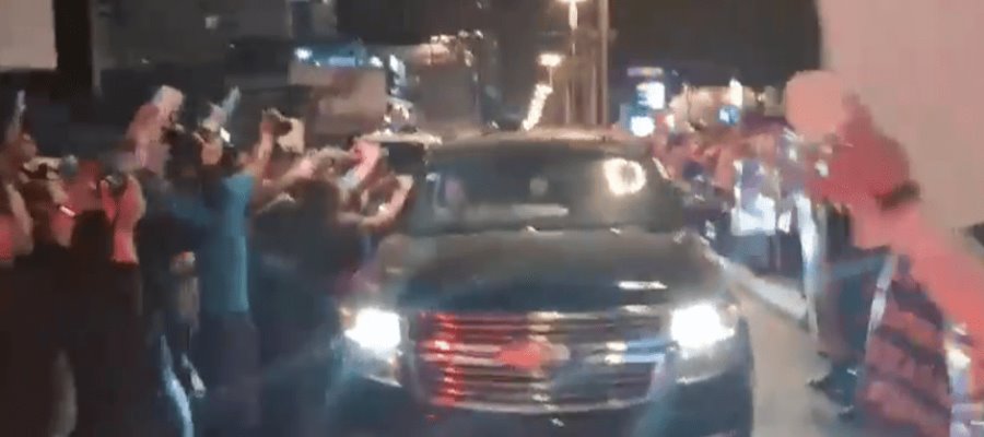 naAl grito de "Fuera Rocha", recibieron a AMLO en Mazatlán para exigir respeto a la autonomía de UAS