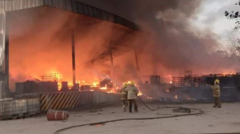 Se incendia bodega de nave industrial en Paraíso