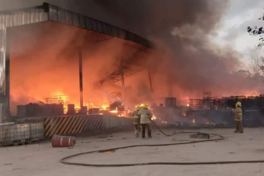 Se incendia bodega de nave industrial en Paraíso