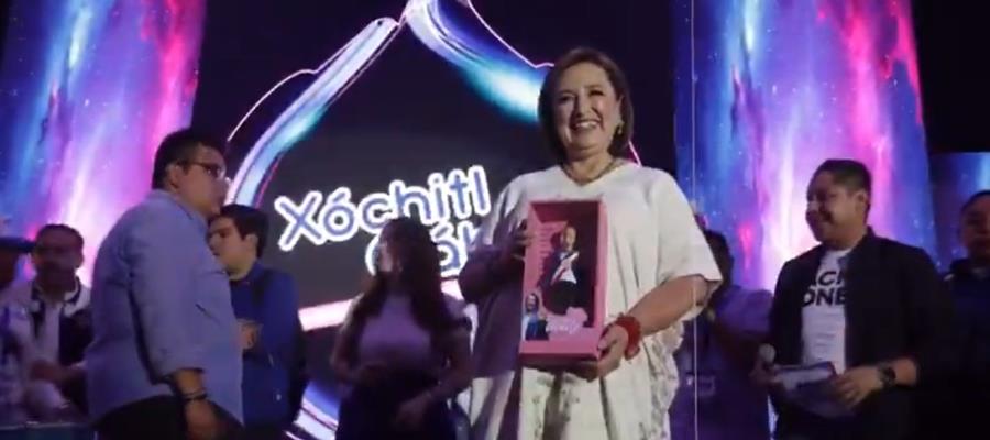 Recibe Xóchitl Gálvez su "muñeca presidenta"