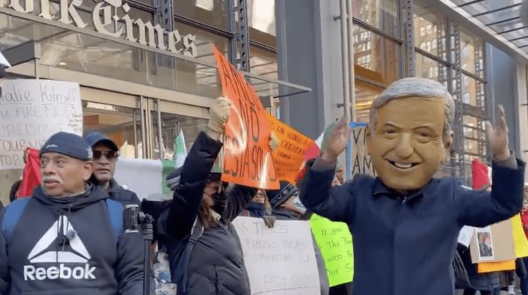 "No está solo": migrantes mexicanos protestan frente al NYT en apoyo a Obrador