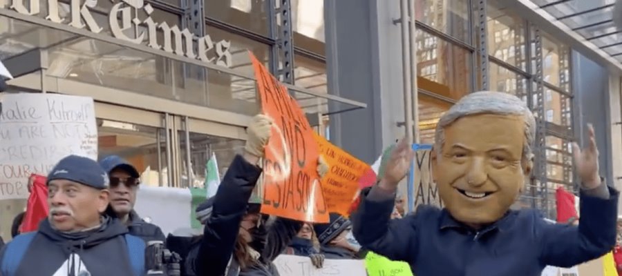 "No está solo": migrantes mexicanos protestan frente al NYT en apoyo a Obrador