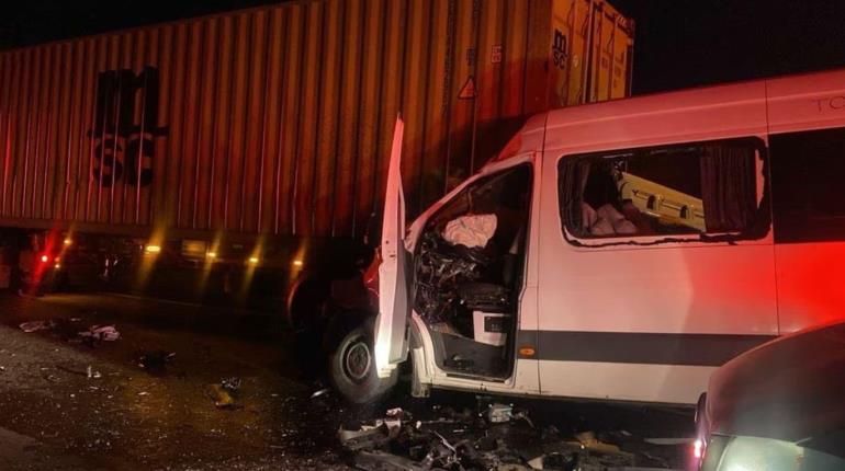 Choque entre una camioneta de pasajeros y un tráiler deja 10 muertos en San Luis Potosí