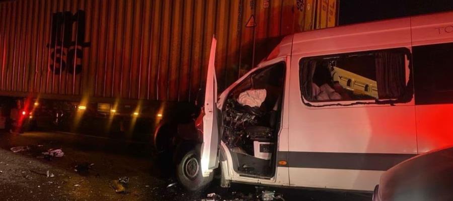 Choque entre una camioneta de pasajeros y un tráiler deja 10 muertos en San Luis Potosí