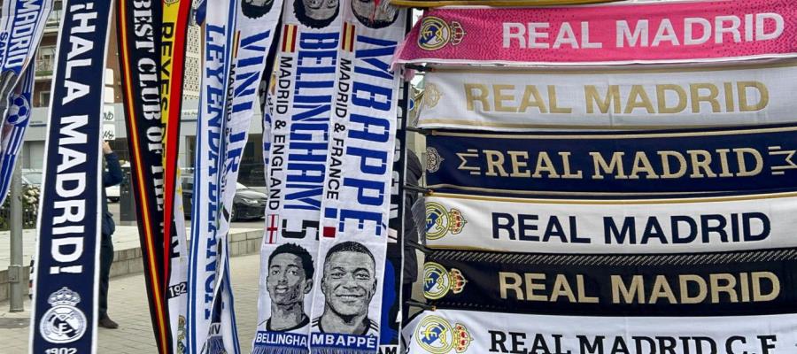 Ya venden bufandas de Mbappé afuera del Bernabeu