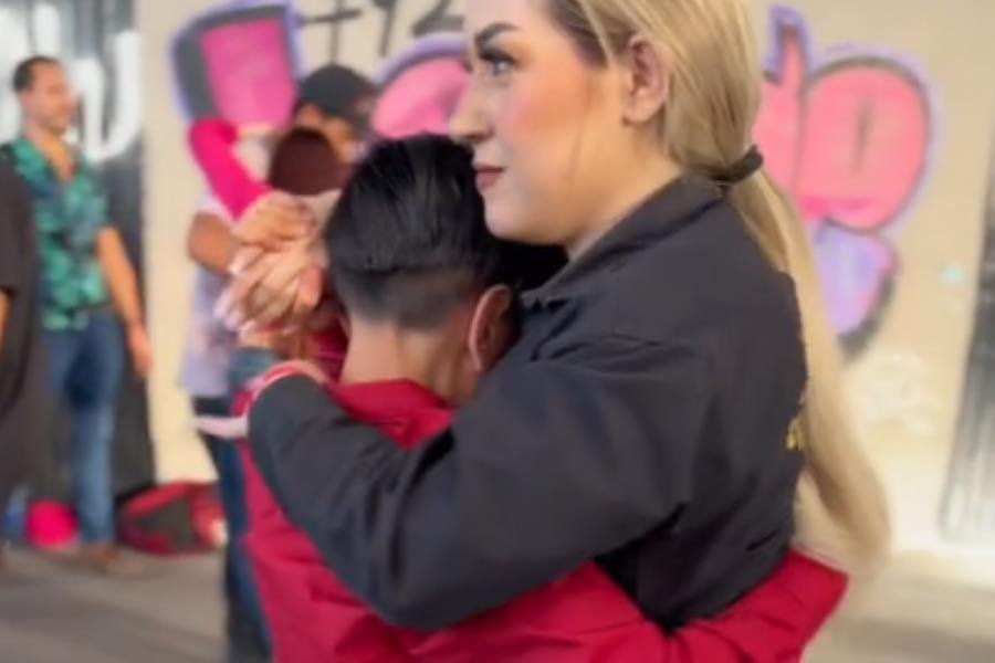 Alumno invita a bailar quebradita a su maestra