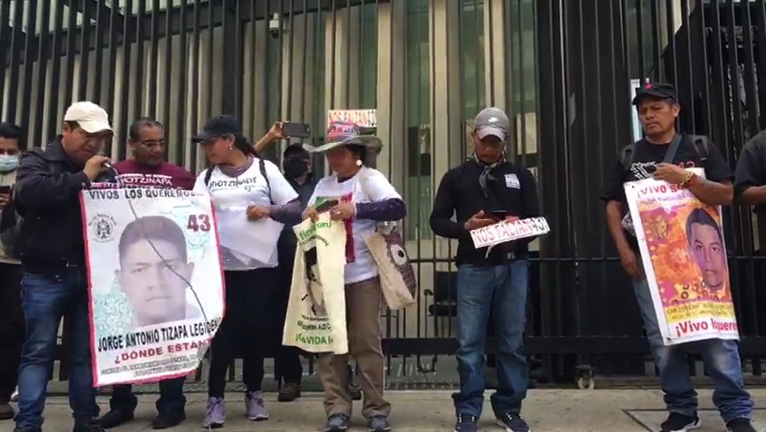 Ahora en el Senado: Protestan con petardos por caso Ayotzinapa