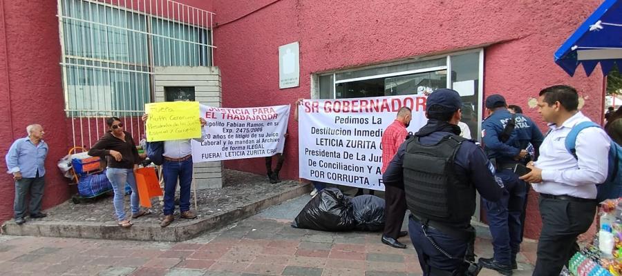 Bloqueo en 27 de Febrero para exigir pago de laudos termina con 2 vehículos asegurados