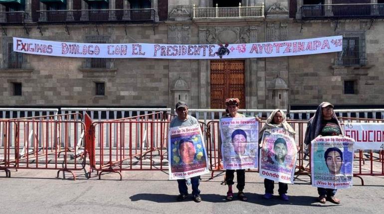 Normalistas de Ayotzinapa exigen diálogo con AMLO; colocan manta en Palacio Nacional