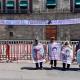 "Exigimos diálogo con el presidente": Normalistas de Ayotzinapa colocan manta en Palacio Nacional