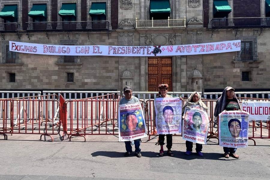 Normalistas de Ayotzinapa exigen diálogo con AMLO; colocan manta en Palacio Nacional