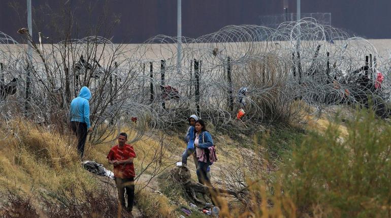 Texas eleva a 3 metros la altura del cerco de púas en río Bravo para evitar cruce de migrantes