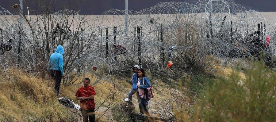 Texas eleva a 3 metros la altura del cerco de púas en río Bravo para evitar cruce de migrantes