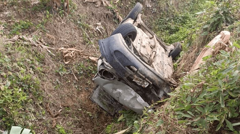 Vuelca vehículo sobre la carretera Teapa-Villahermosa 