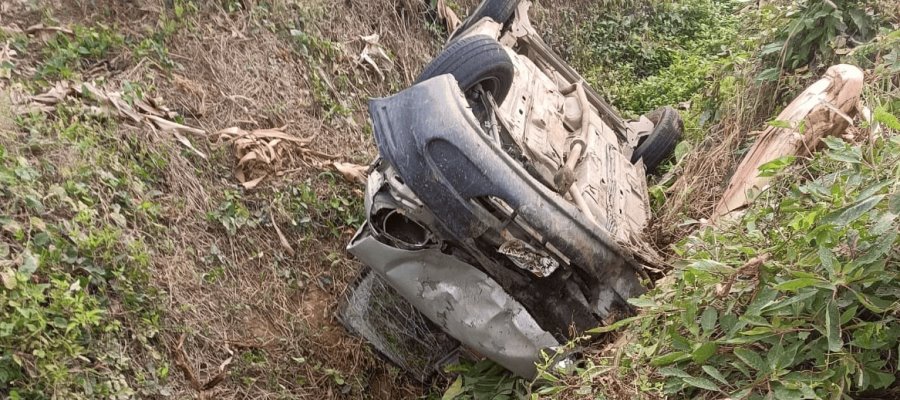 Vuelca vehículo sobre la carretera Teapa-Villahermosa 