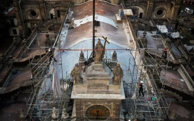 Colocan nuevamente estatuas de las 3 virtudes en la Catedral Metropolitana tras sismo de 2017