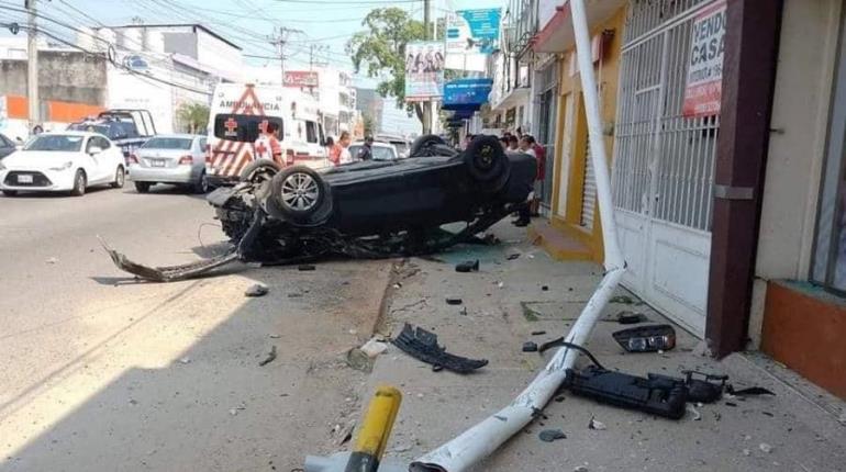 Conductor pierde el control y termina volcado en Atasta