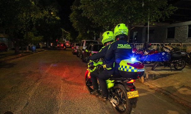 Policía de Colombia recomienda a ciudadanos ocultar objetos de valor al transitar en calle para evitar asaltos