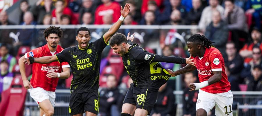 Chucky Lozano homenajeado por 100 partidos con el PSV previo al juego vs Feyenoord 