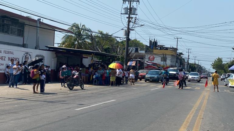 Padres cierran avenida en Indeco por obra eléctrica inconclusa en primaria