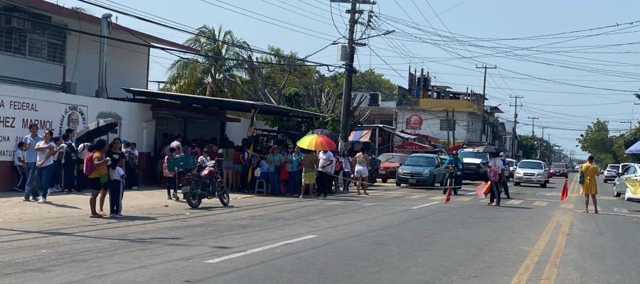 Padres cierran avenida en Indeco por obra eléctrica inconclusa en primaria