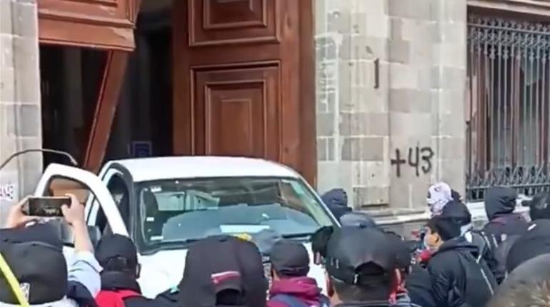 Derriban normalistas puerta de Palacio Nacional con camioneta