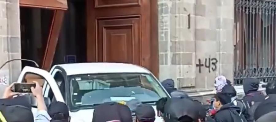 Derriban normalistas puerta de Palacio Nacional con camioneta