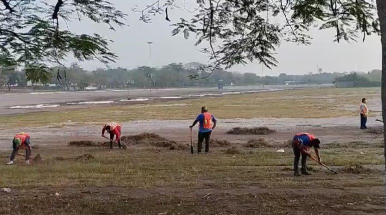 Dan mantenimiento en áreas aledañas al Parque Tabasco previo a la Feria