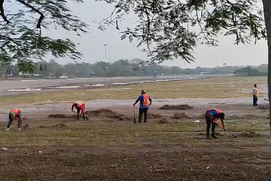 Dan mantenimiento en áreas aledañas al Parque Tabasco previo a la Feria