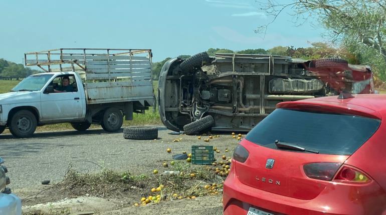 Rapiñan camión con naranjas que volcó en la Cunduacán-Comalcalco