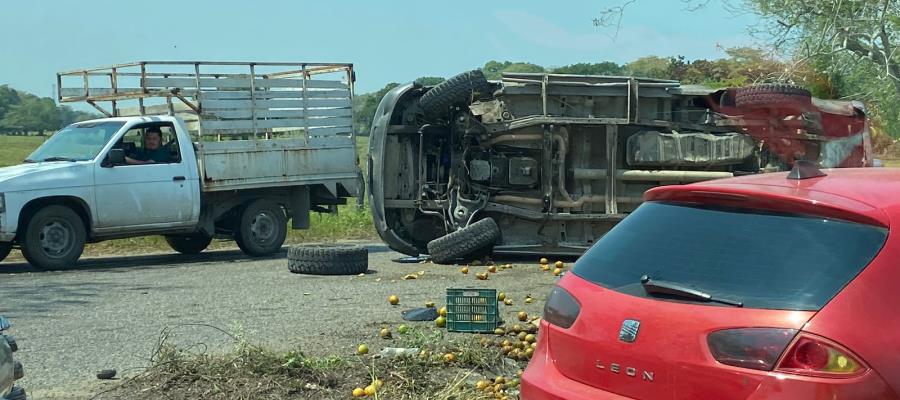 Rapiñan camión con naranjas que volcó en la Cunduacán-Comalcalco