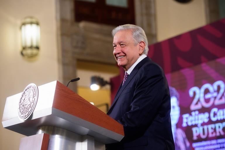 De cara al 8M, Obrador se dice orgulloso de que será una mujer a quien le entregará banda presidencial