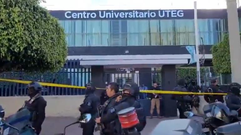 Hombre ingresa a universidad de Guadalajara y asesina a 2 mujeres